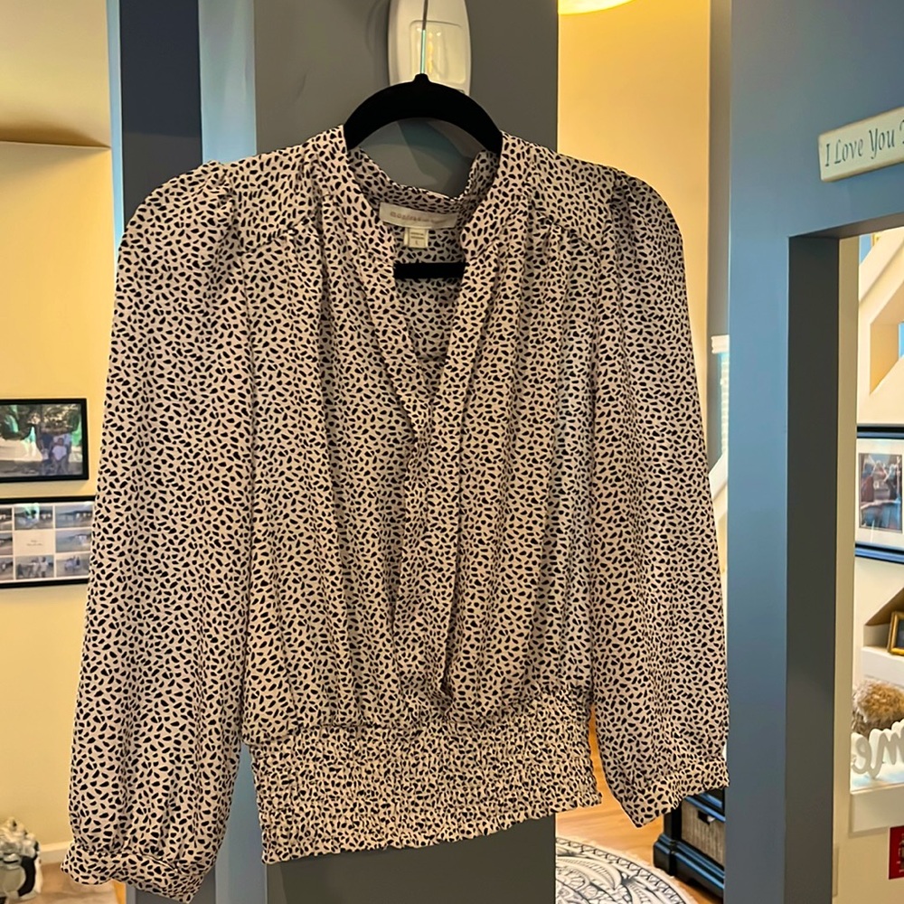 Beautiful shirt! Puffed sleeves with elastic bottom for that flattering look!
